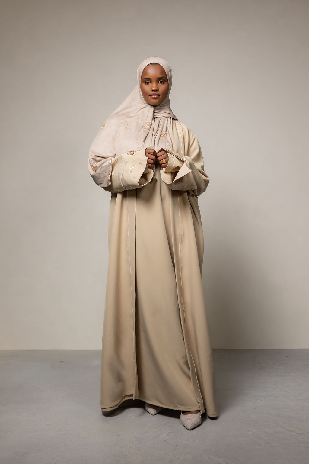 Classic essential abaya - beige