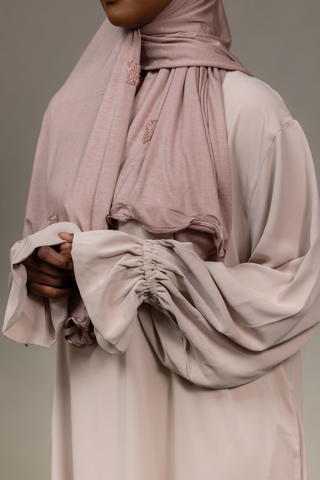 Abaya met geplooiden mouwtjes- soft pink