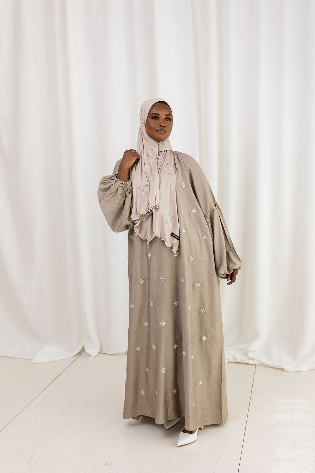 Jurk met sterretjes taupe