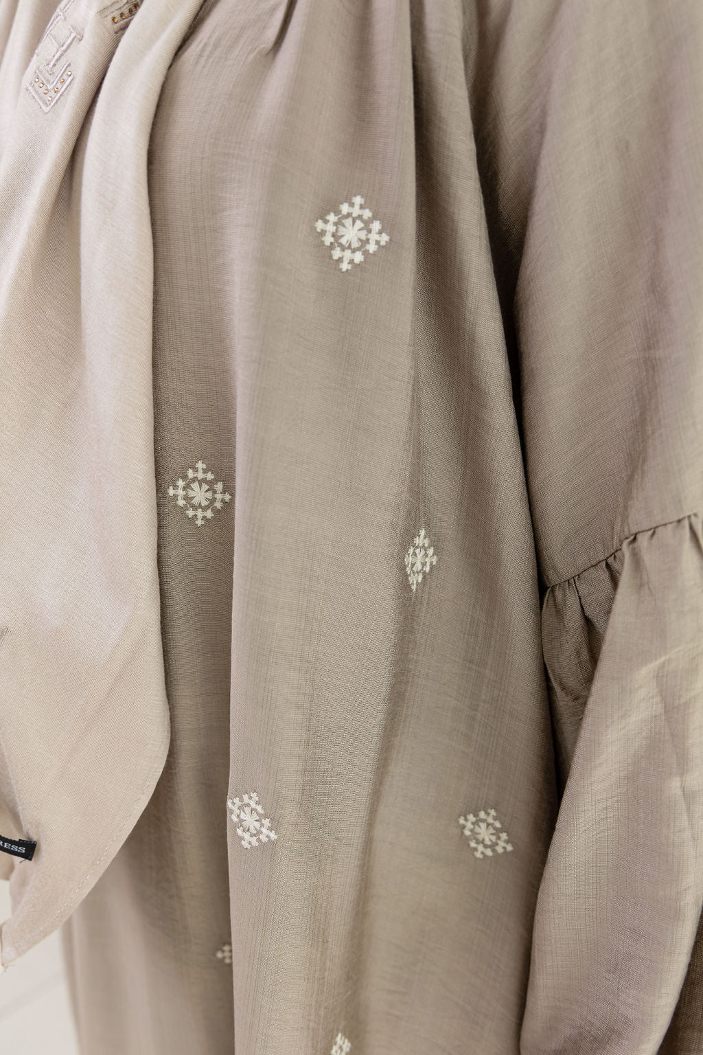 Jurk met sterretjes taupe