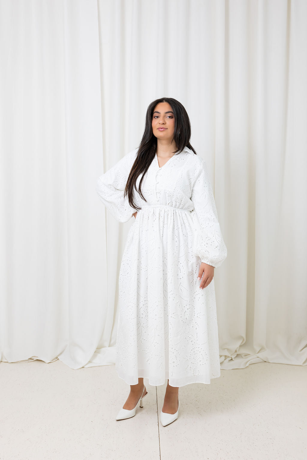 Witte jurk met bloemen patroon.