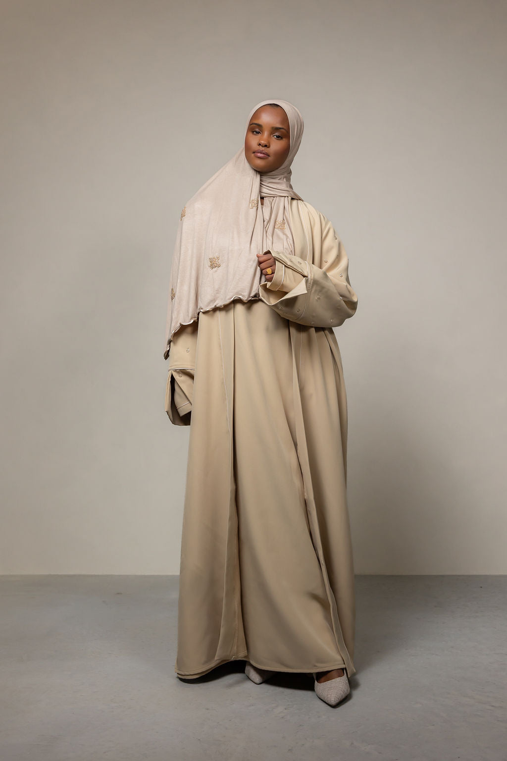 Classic essential abaya - beige