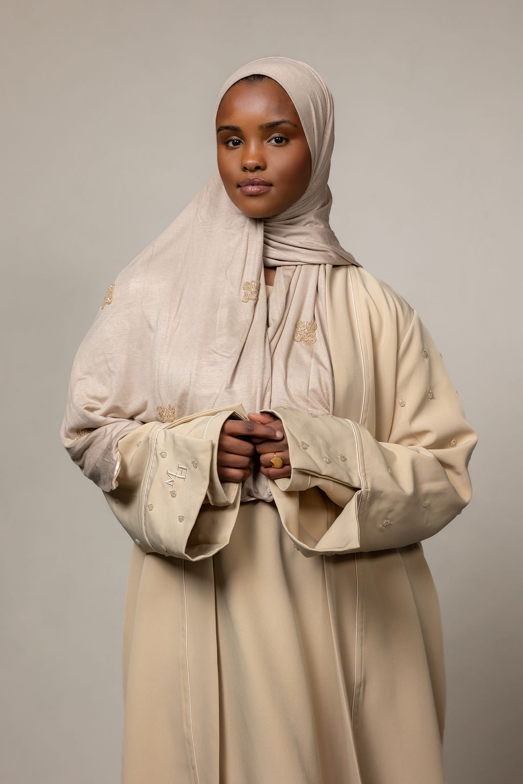 Classic essential abaya - beige