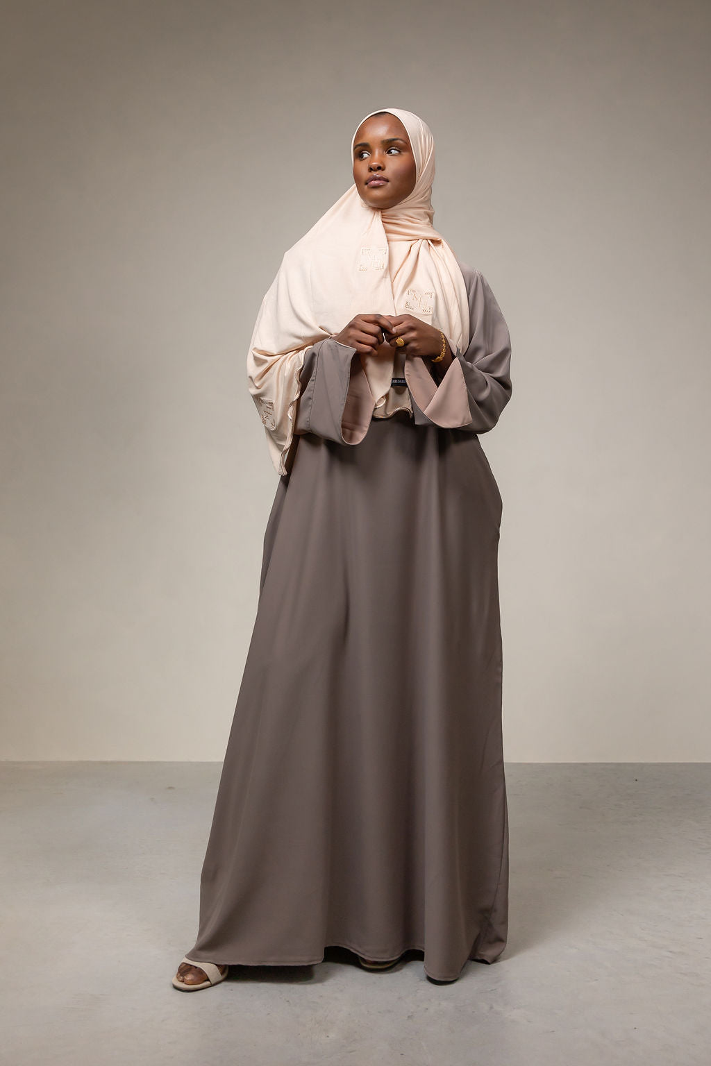 Noor abaya taupe