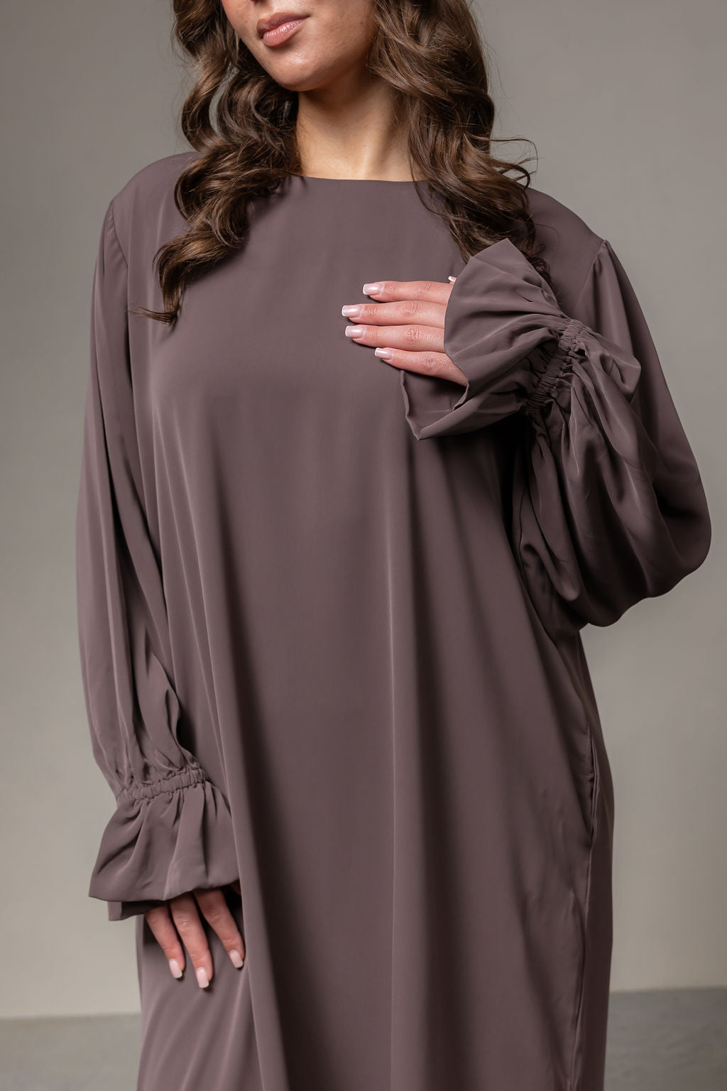 Abaya met geplooiden mouwtjes- dark walnut