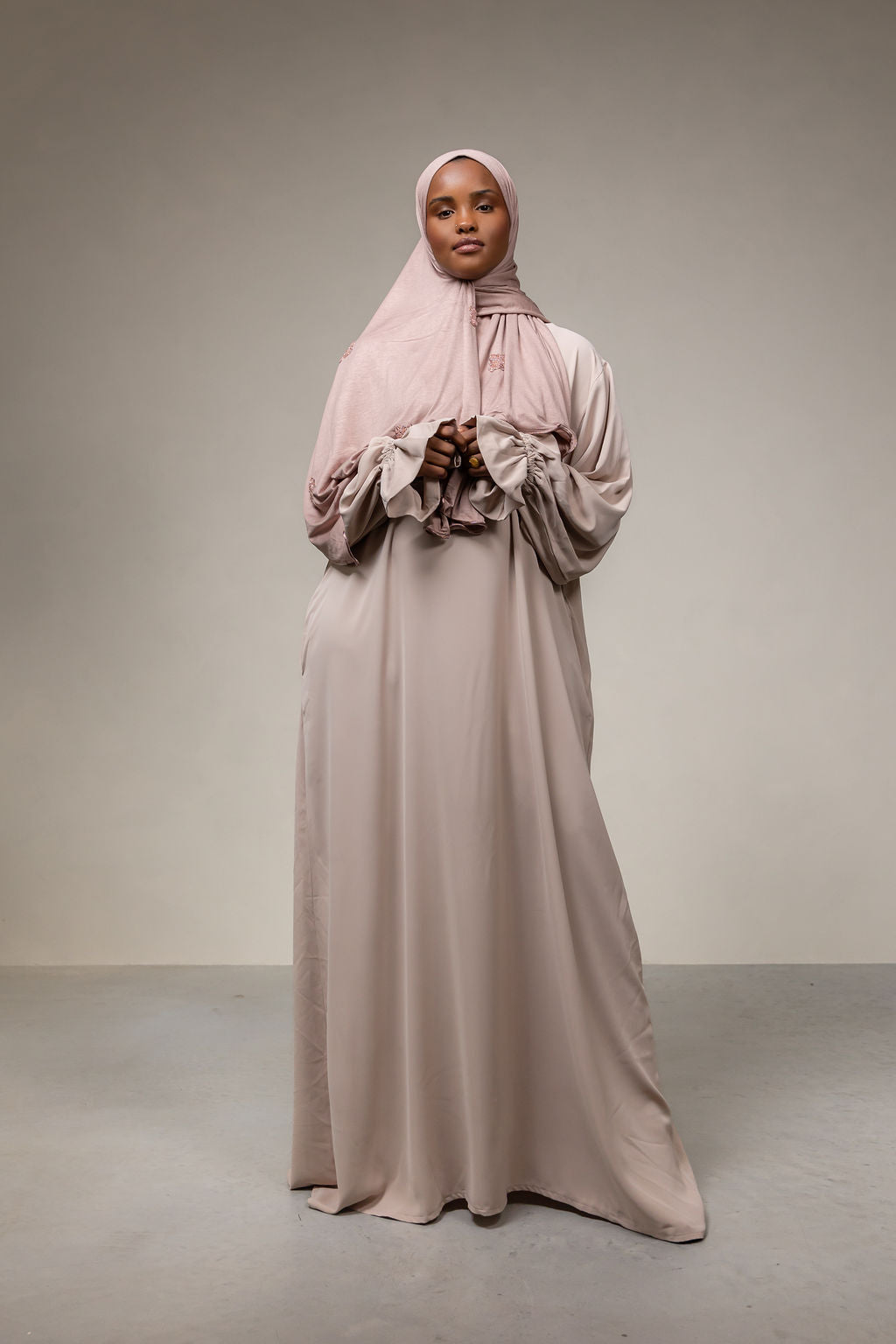 Abaya met geplooiden mouwtjes- soft pink