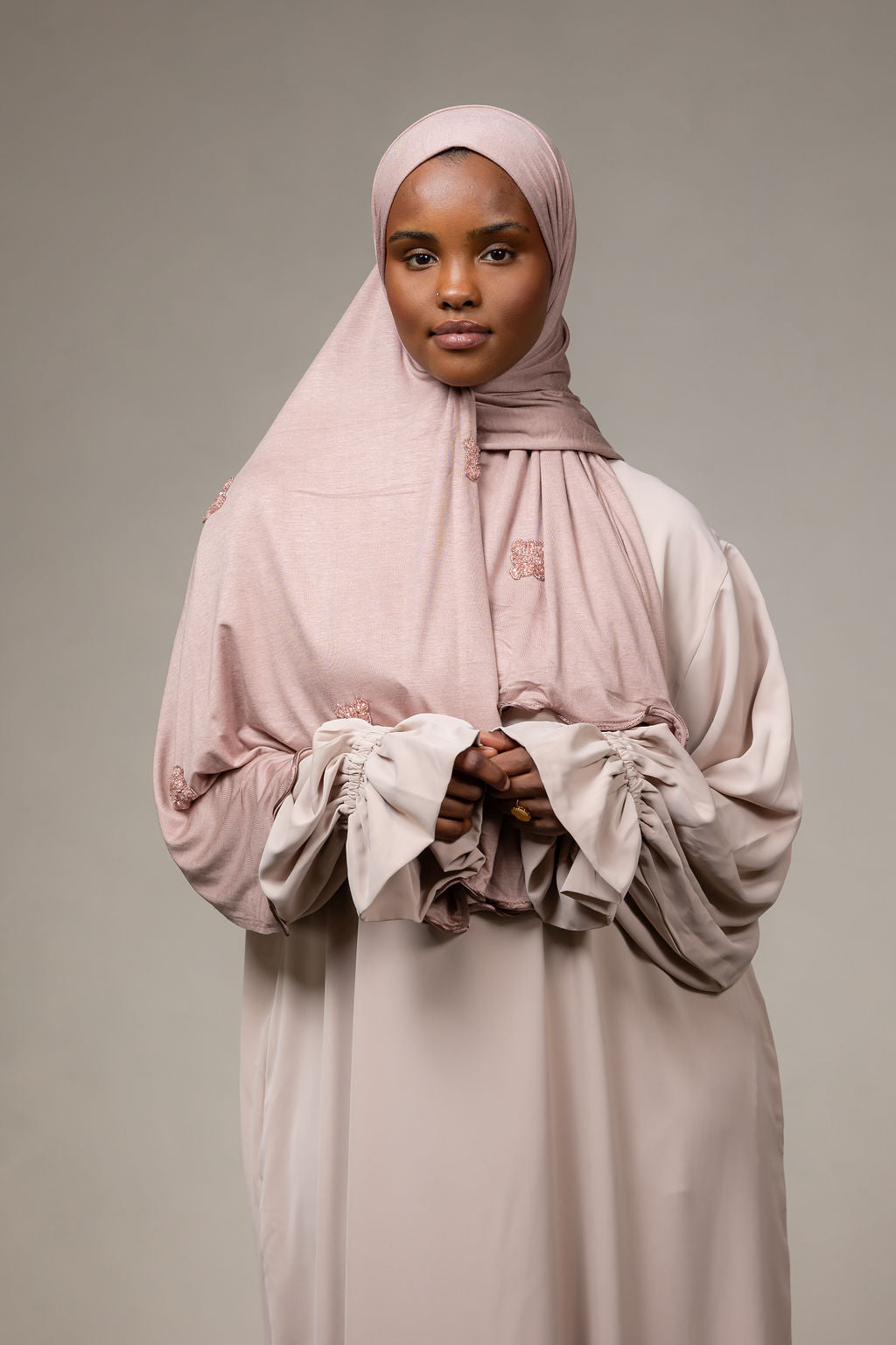 Abaya met geplooiden mouwtjes- soft pink