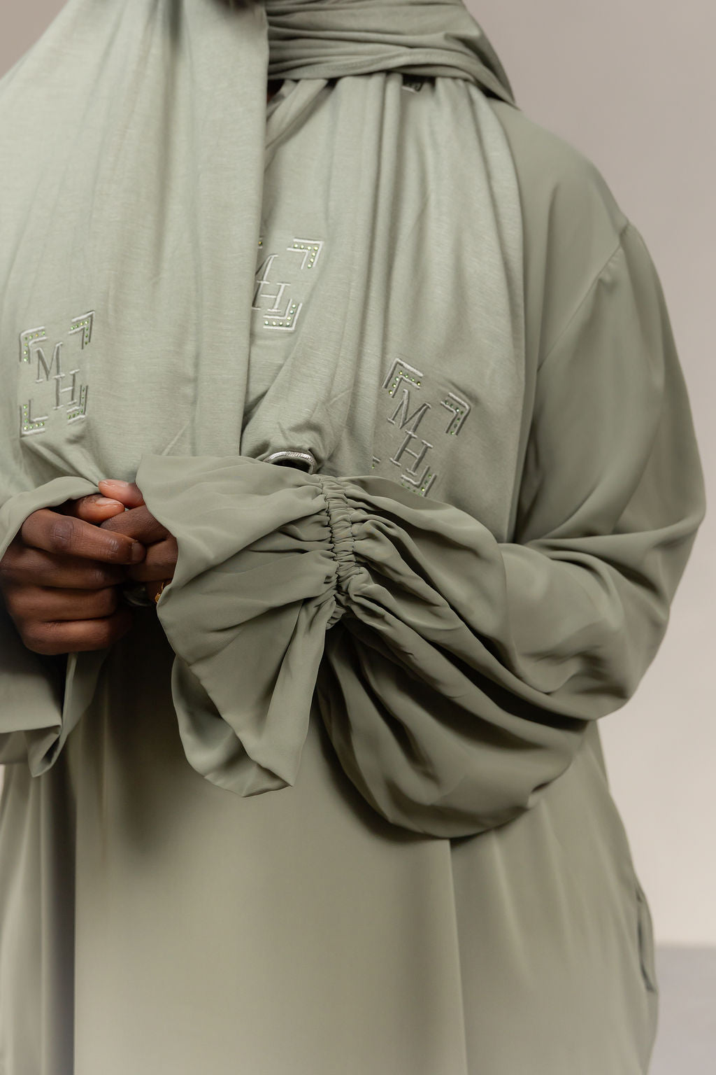 Abaya met geplooiden mouwtjes - soft green